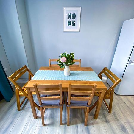Modern 1-Bedroom Flat, 5 Guest, London - F2 Exterior foto