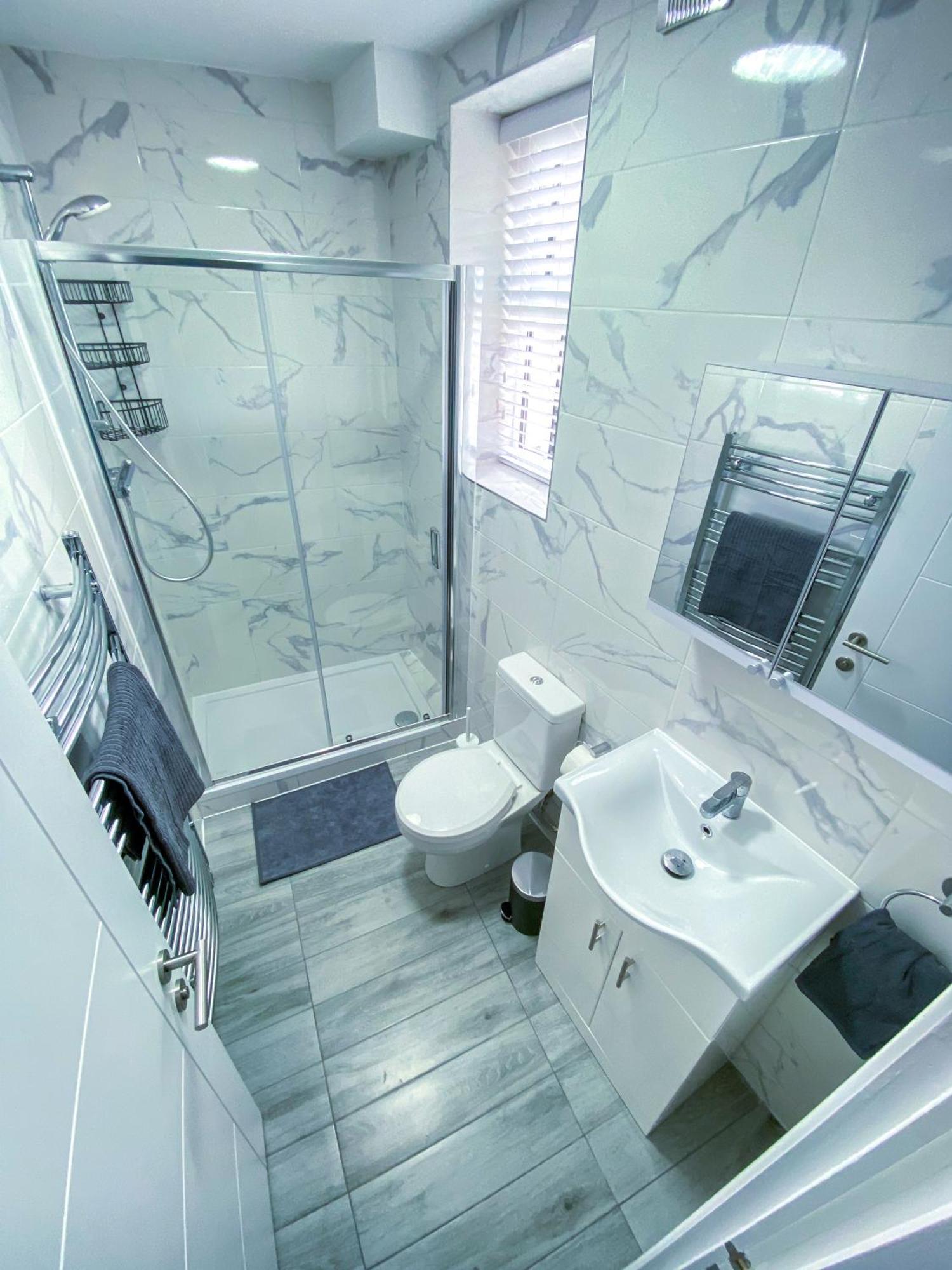 Modern 1-Bedroom Flat, 5 Guest, London - F2 Exterior foto